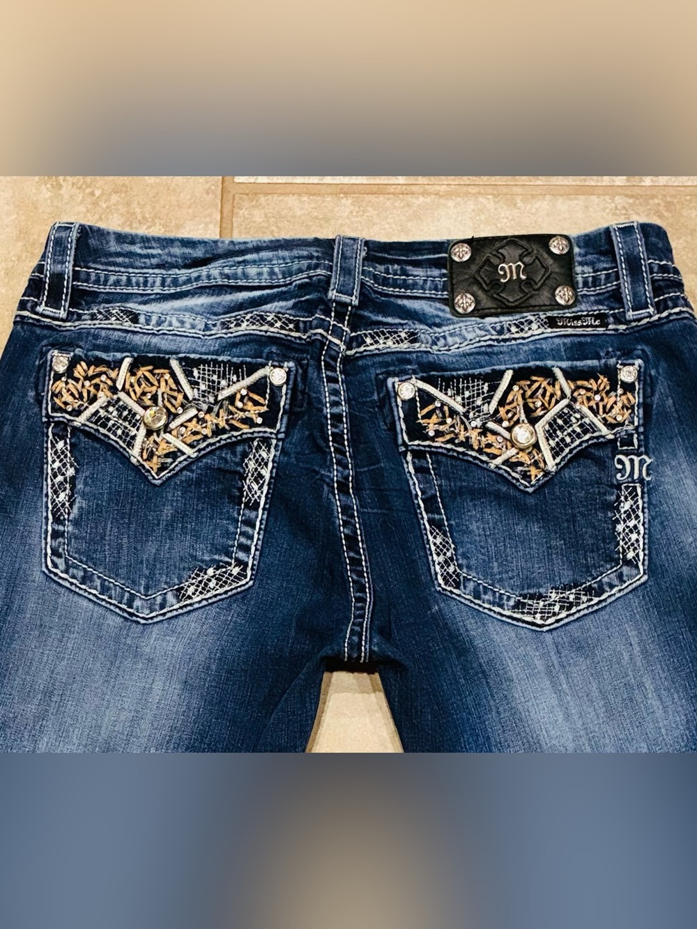 Miss Me Signature Cropped Frayed Stretch Jeans 32x25.5 EUC - Picture 6 of 12